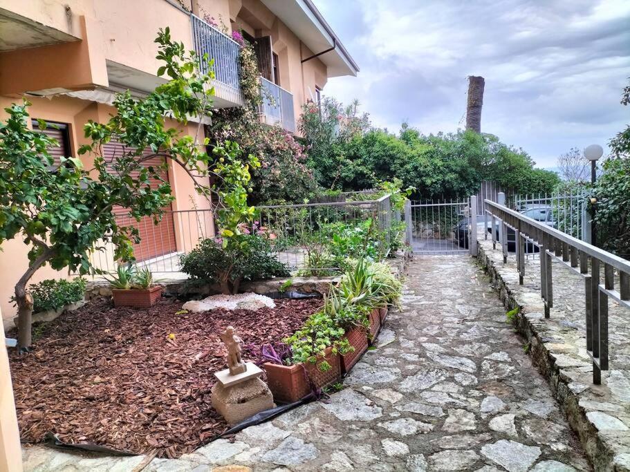 Casa Con Giardino: 瓦拉泽 外观 照片